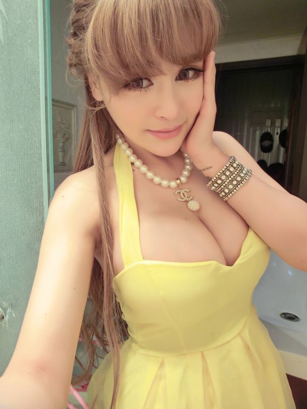 性感爆乳美女居家致命自拍喷血照