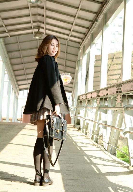 美女大学生短裙黑丝制服诱惑户外阳光写真