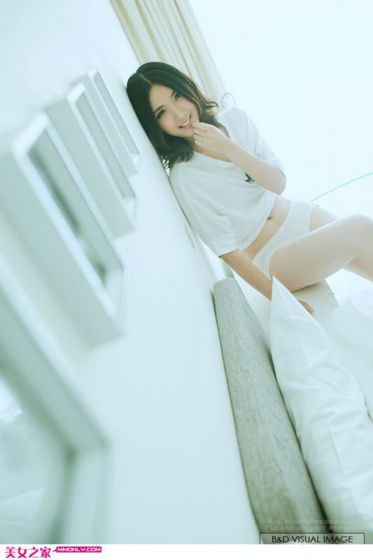 清新美眉室内迷人写真
