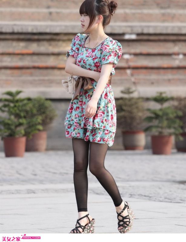 广场街拍长裙黑丝美女