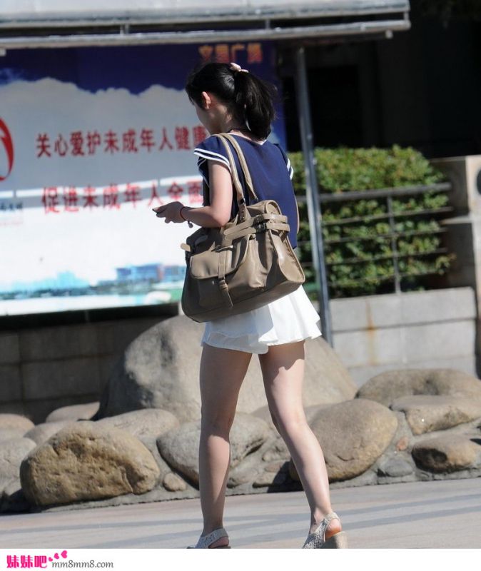 夏日短裙美女街头诱惑写真