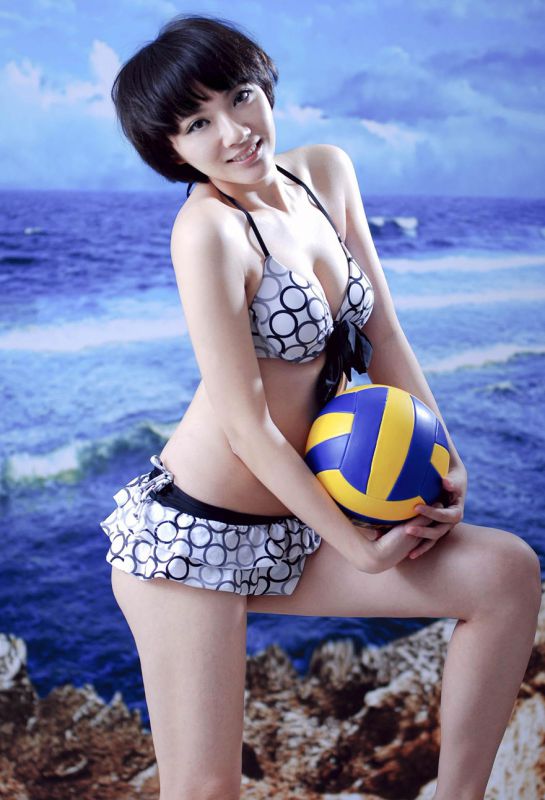 萌妹子韩媛媛紧身裙秀大胸美臀写真