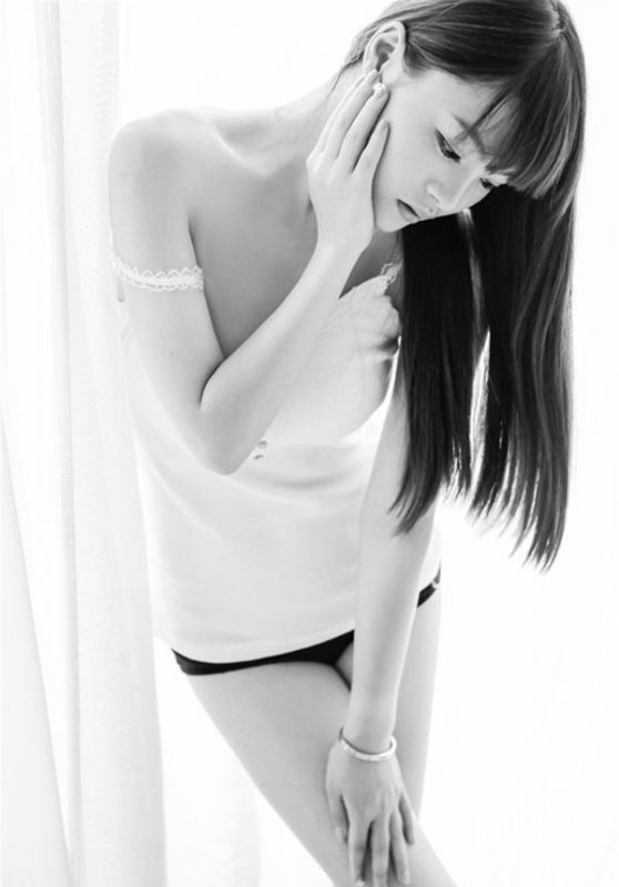 性感萌妹子迷人酥胸诱惑写真