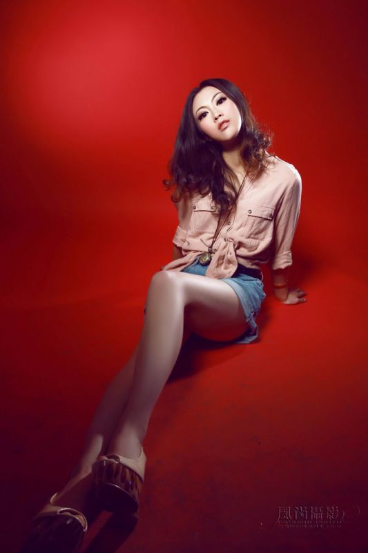 时尚短裤美女张茜高清写真