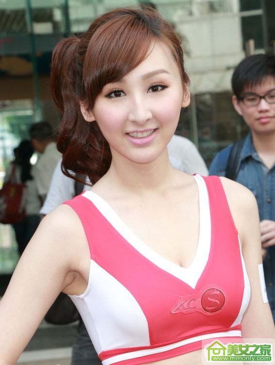 香港爆乳美女高海宁街头性感写照