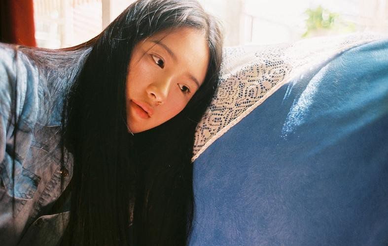 甜美萌妹子室内迷人写真