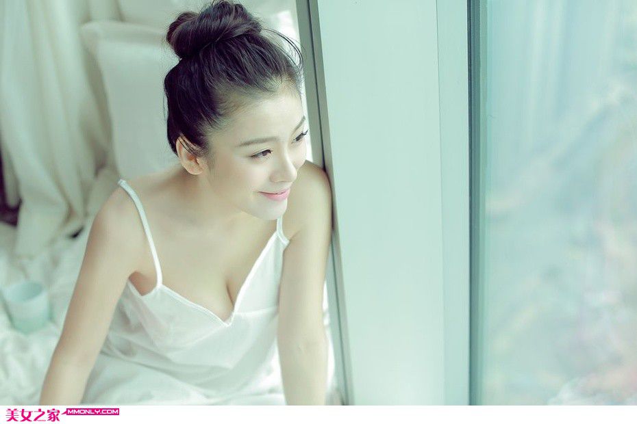 萌妹子黎伊清纯迷人写照