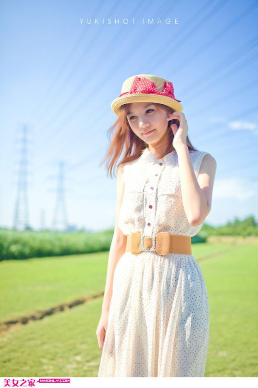 长裙美女清新户外写真