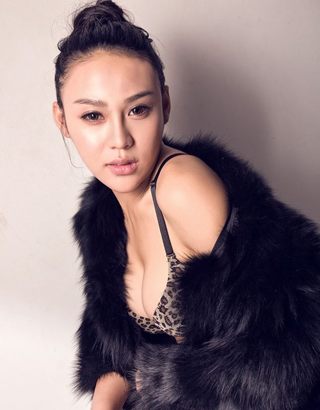性感豹纹内衣美女室内高清写真
