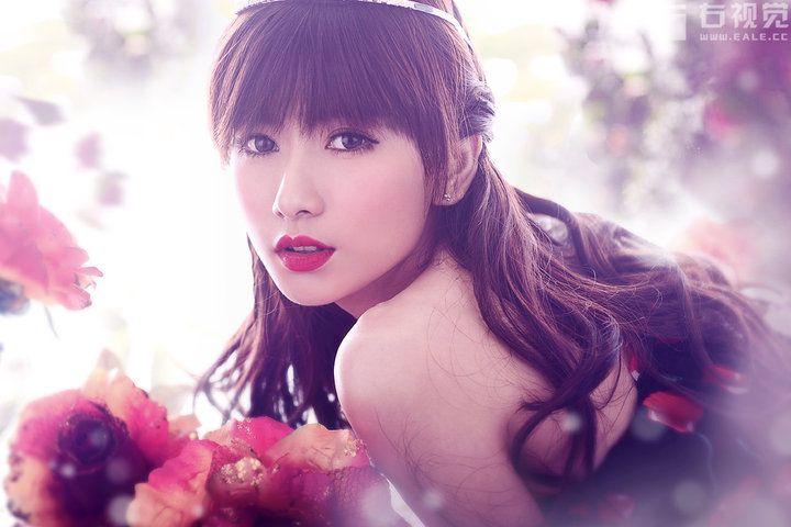 花丛中的大胸萌妹子性感写真