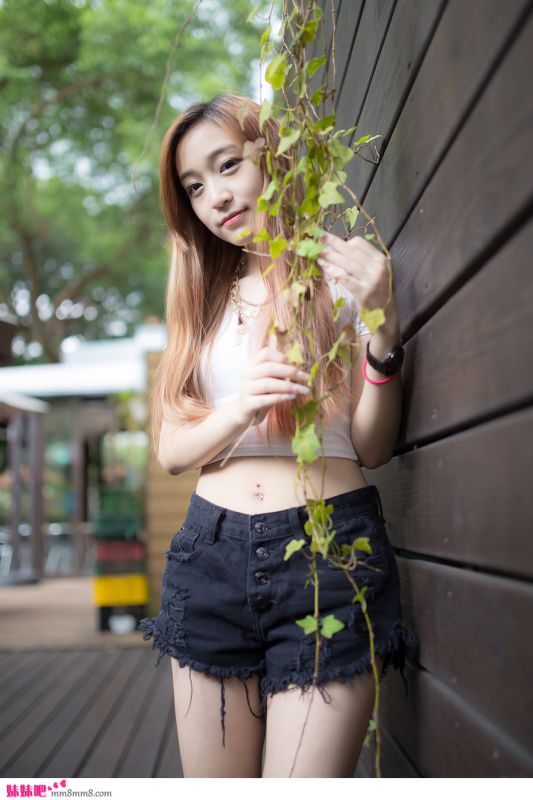 街拍清纯美眉清新动人姿态