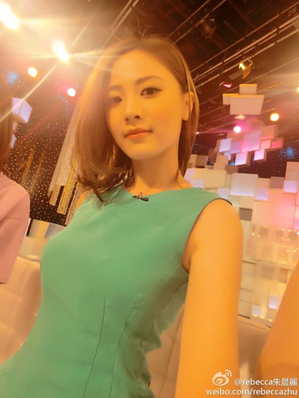 性感女神朱晨丽迷人自拍照