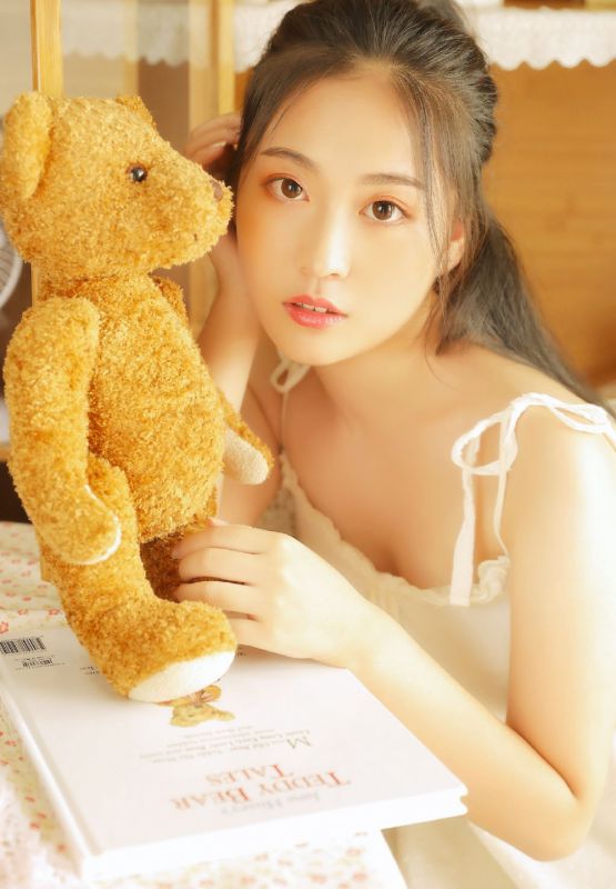 天然萌少女养眼白丝冰肌莹彻写真