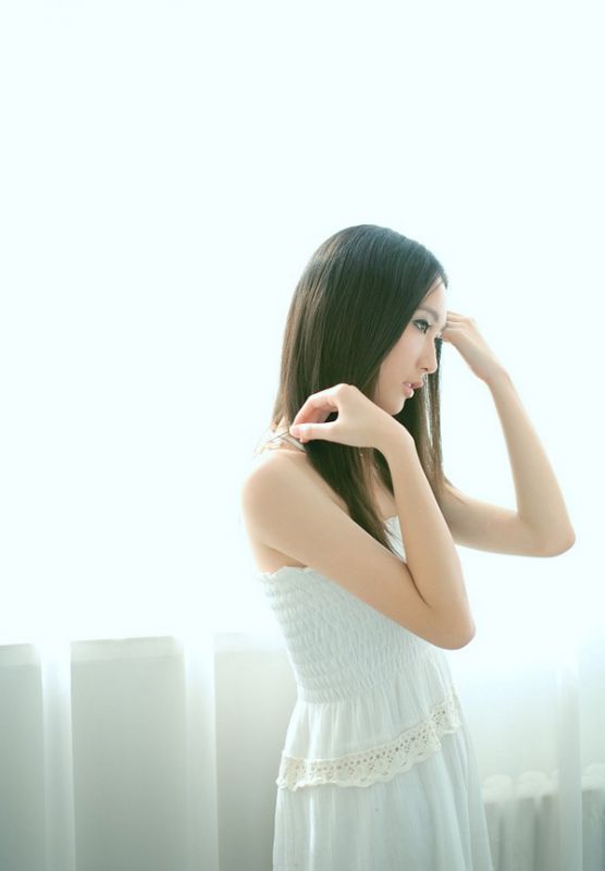 可爱美女私房白色诱人写真