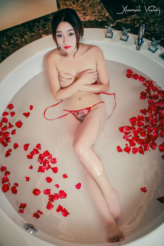 嫩模Amber性感美胸私房诱惑写真