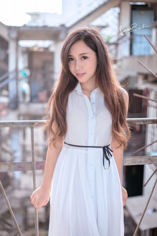 甜美白裙女孩迷人街拍照