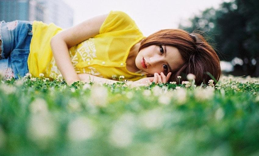 清新萌妹子甜美户外拍摄