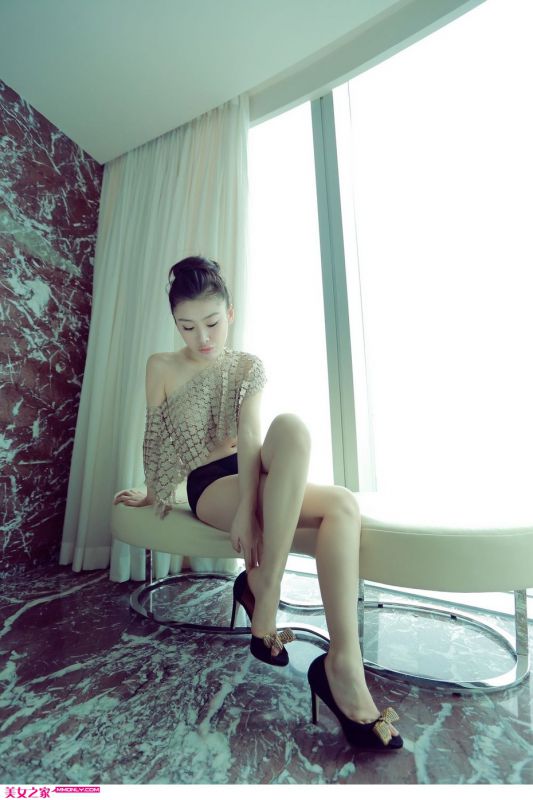 萌妹子黎伊清纯迷人写照