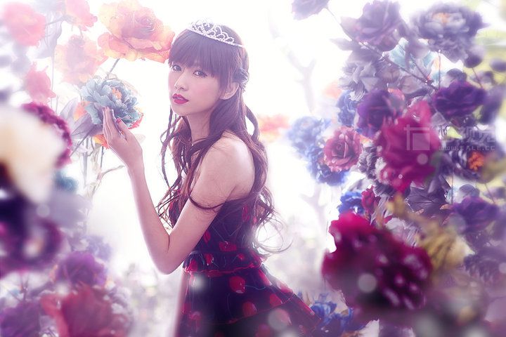 花丛中的大胸萌妹子性感写真