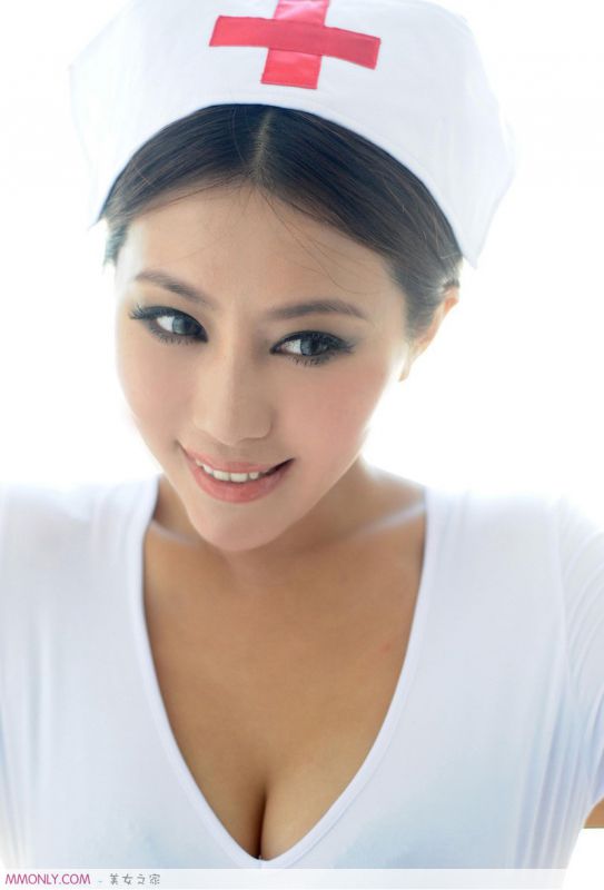 爆乳美女演绎性感护士制服写真