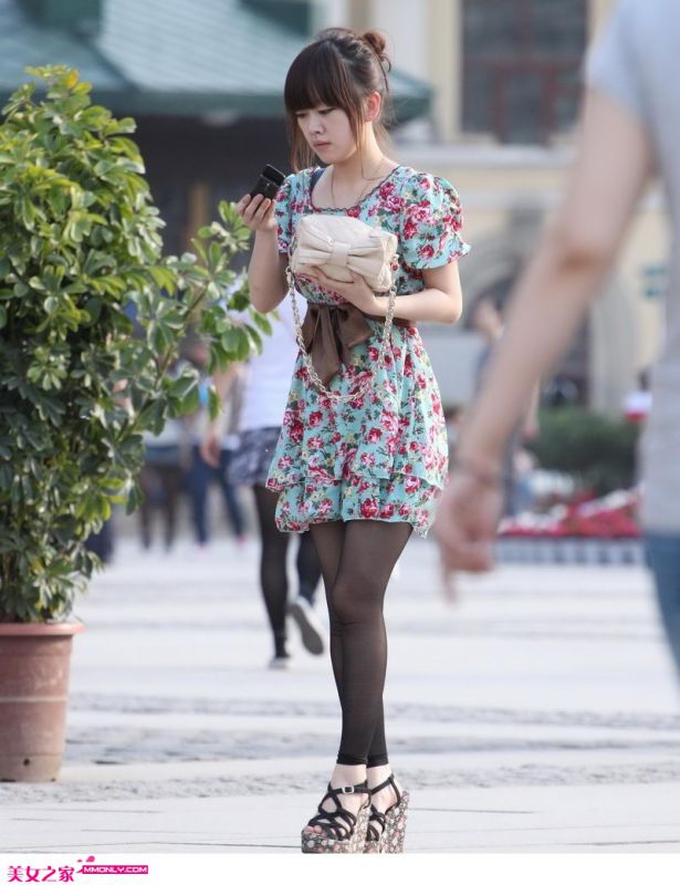 广场街拍长裙黑丝美女