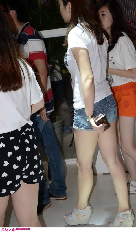街拍白色T恤牛仔短裤美女写真
