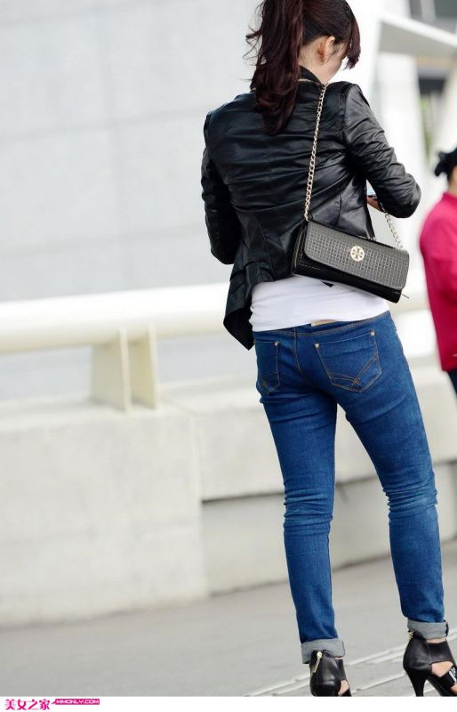 牛仔裤高跟美女街边美拍