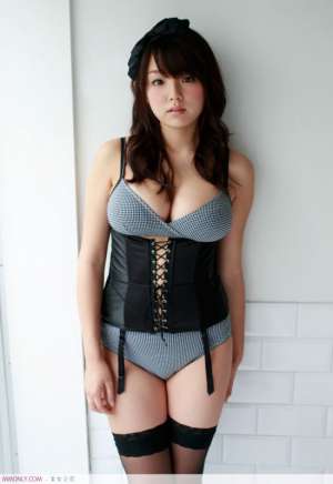 日本大胸美女性感丝袜制服写真