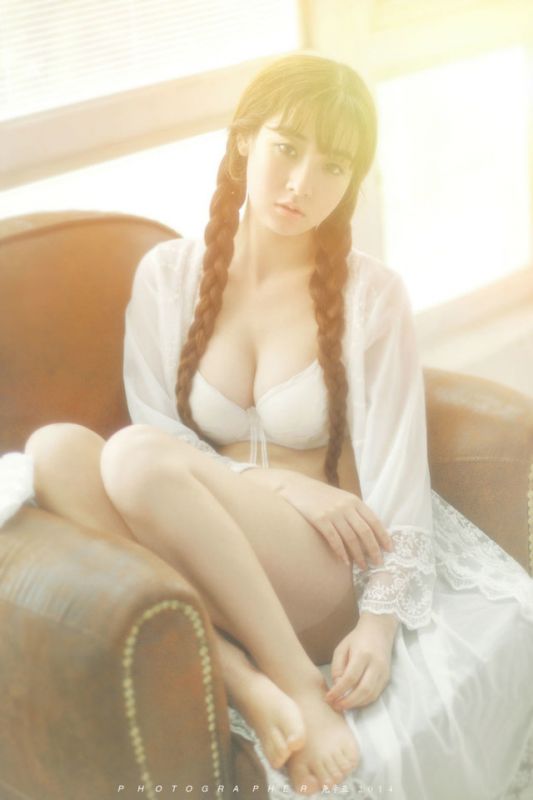 清纯美眉室内迷人写真