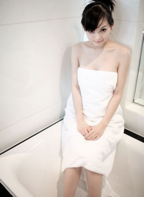 大胸萌妹子王若伊小姿态迷人私房照
