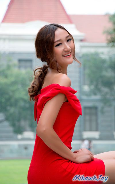 妖娆红裙美女美臀长腿写真