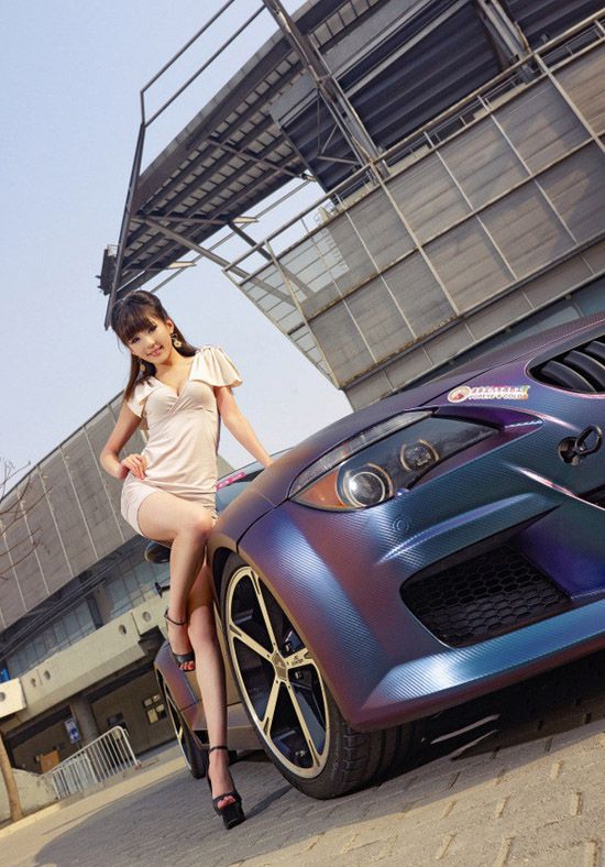 可爱车模刘雅函甜美清新翘臀户外写真
