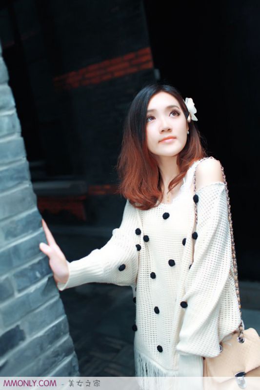 极品美女街拍老弄堂魅力成熟魅力