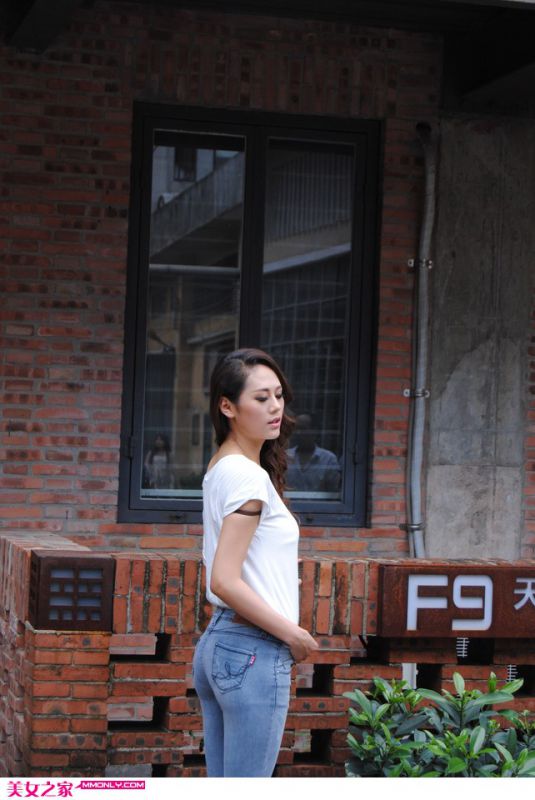 牛仔裤美女街边高清迷人写真