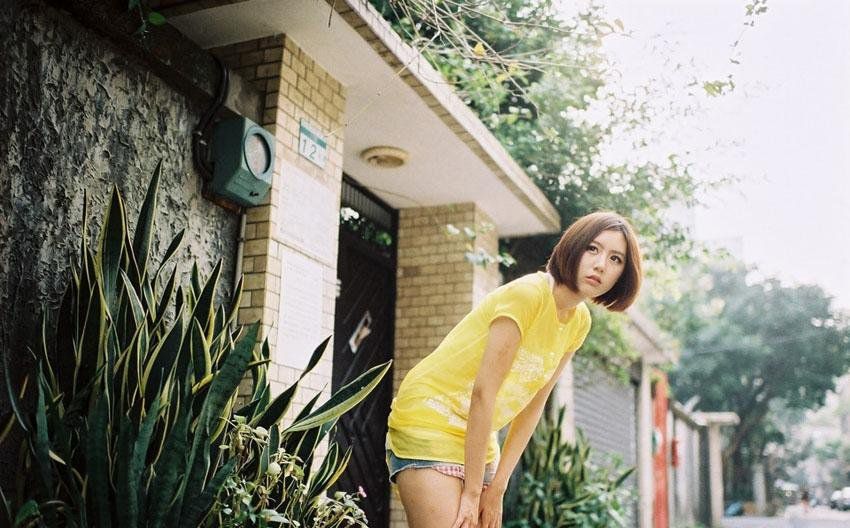 清新萌妹子甜美户外拍摄