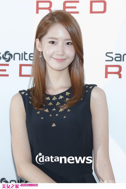 韩星林允儿甜美笑容活动照
