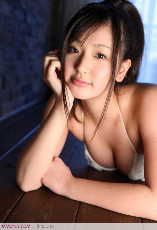 女优村上友梨浴室湿身翘臀写真