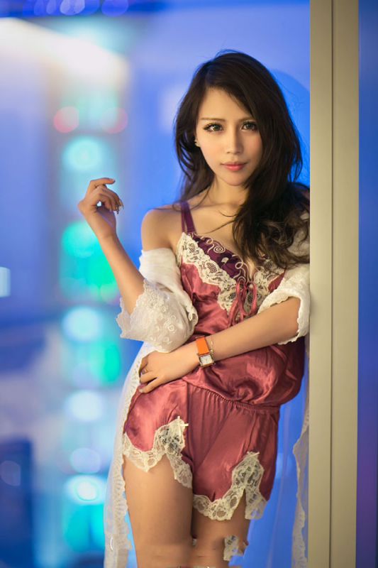萌妹子私房睡衣大秀迷人爆乳