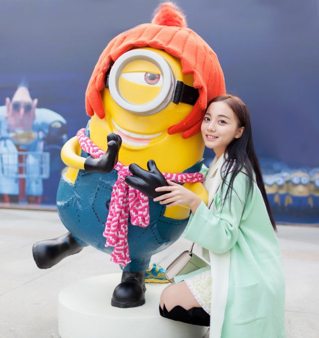 甜美萌妹子抱小黄人拍摄写真