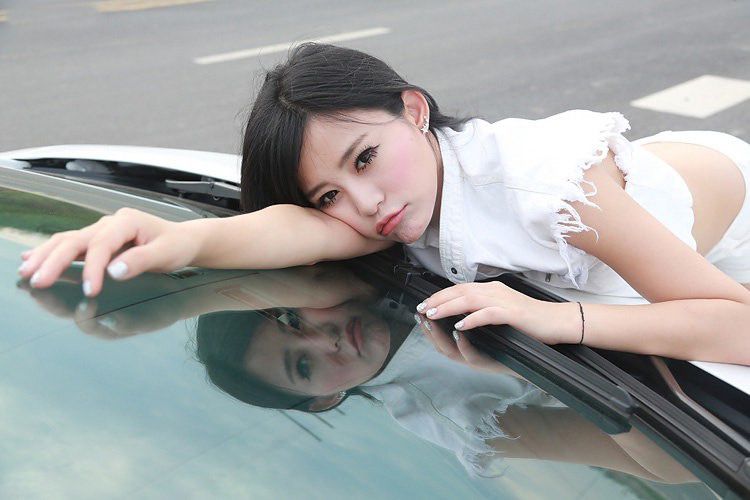 甜美车模性感真空娇俏美臀写真