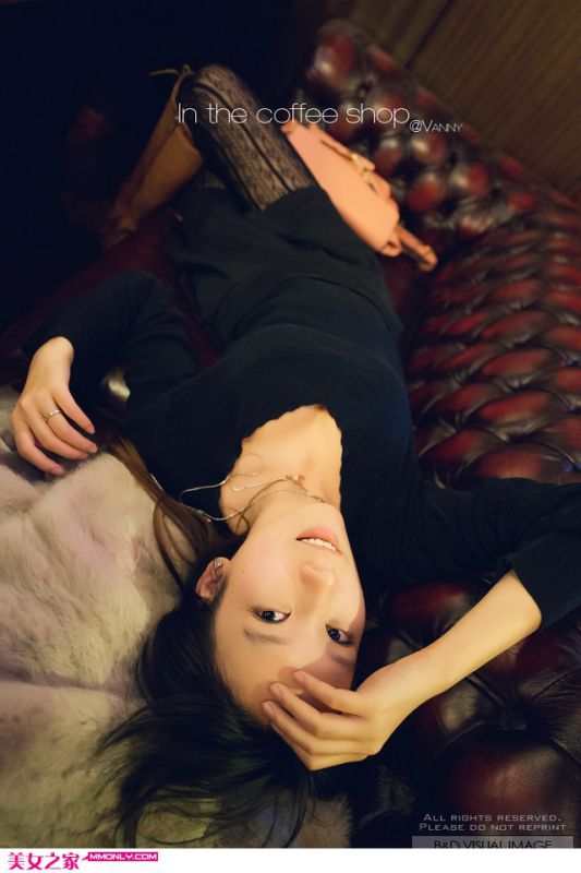 咖啡馆黑衣萌妹子高清写照