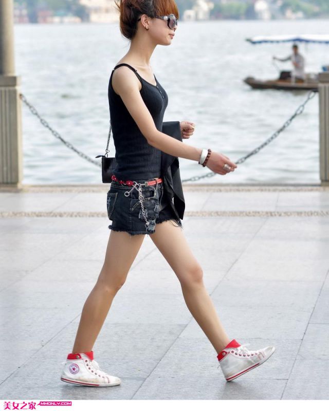 街拍理工学院旁边的美女学生