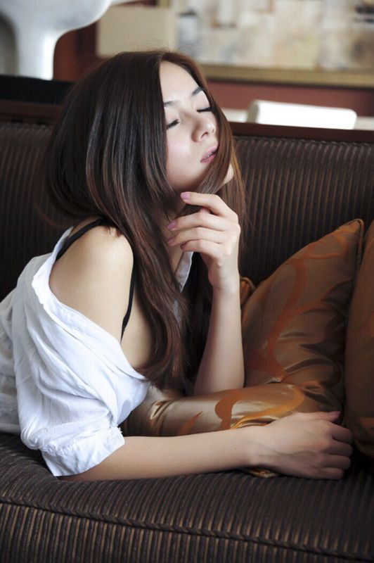 大胸少妇诱惑私房衬衣写真