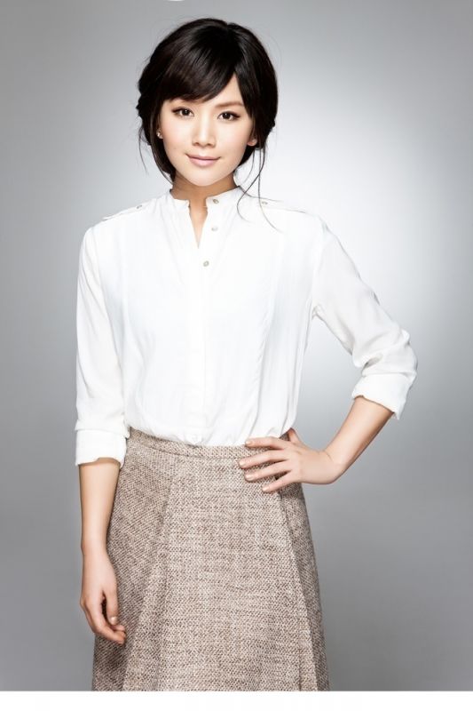 白衫美女曹曦文甜美笑容迷人写真