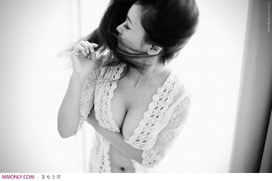 半裸上身性感美女高清写真