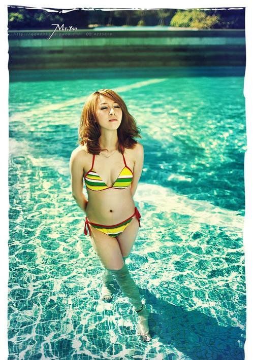 泳池里的比基尼萌妹子高清写真