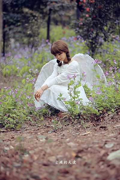 白裙萌妹子森林写真似美丽天使