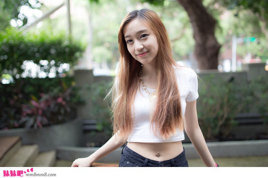 街拍清纯美眉清新动人姿态