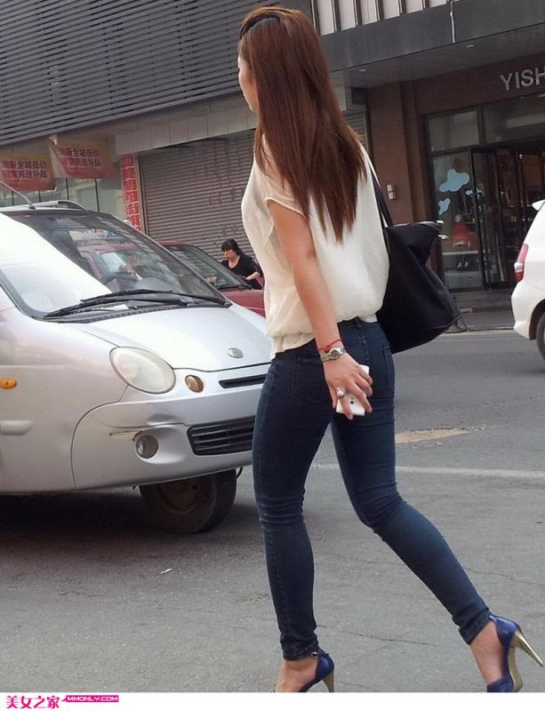 街拍黑牛仔裤美女背影图片