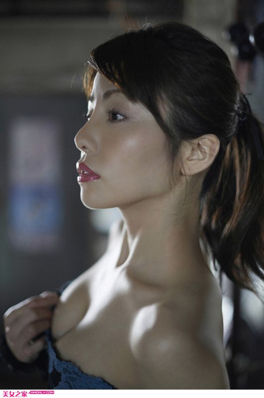惊艳女优森崎友o优上演黑丝撩人写真